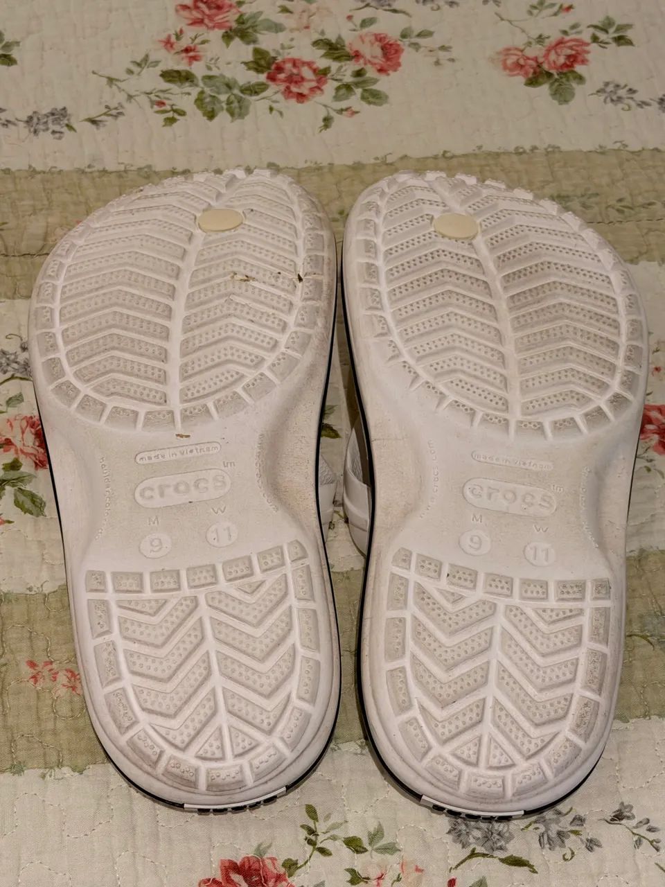 Chinelo Branco Crocs - Foto 2