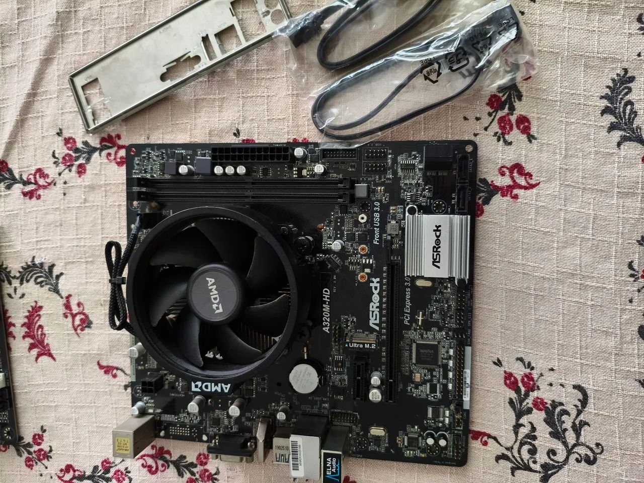 Kit Gamer Ryzen 5 2400G + Placa Mãe ASRock A320M-HDV AM4 - Vídeo