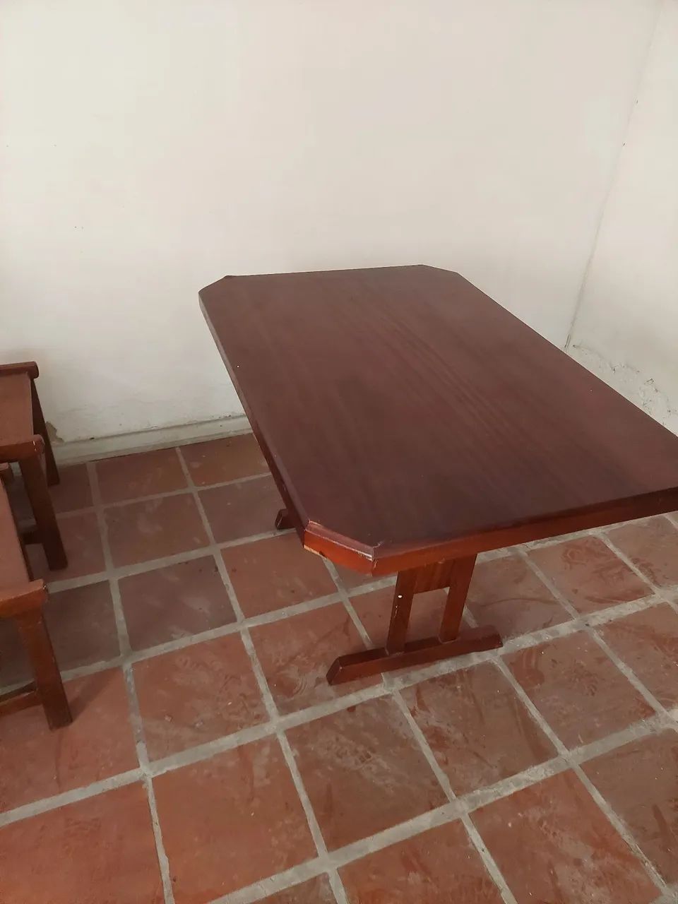 Vendo mesa de madeira com cadeiras