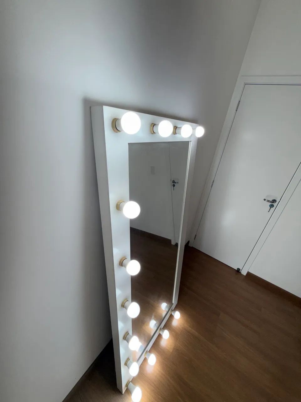 Espelho com moldura e luzes  - Foto 4