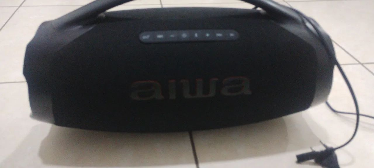 Caixa de som AIWA BOMBOX com defeito 