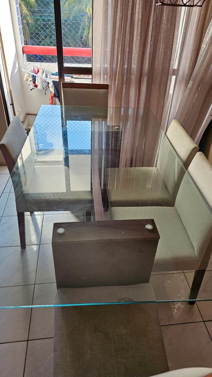 Mesa com tampo de vidro e 5 cadeiras  - Foto 3
