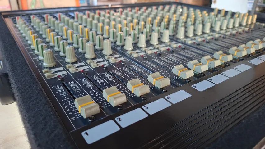 Mesa STANER UX-16 com CASE