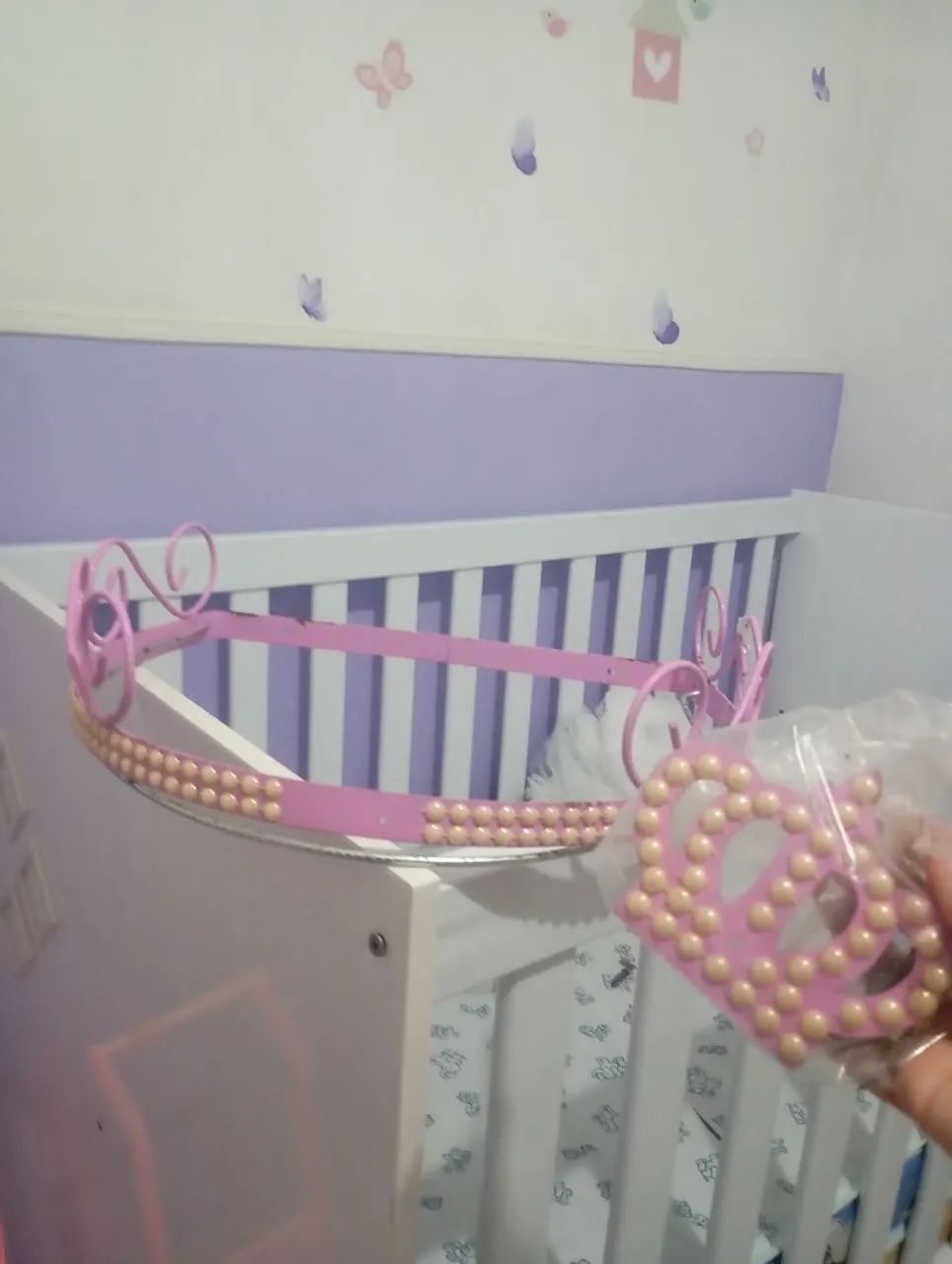 Dorcel em formato de coroa rosa, com mosquiteiro 
