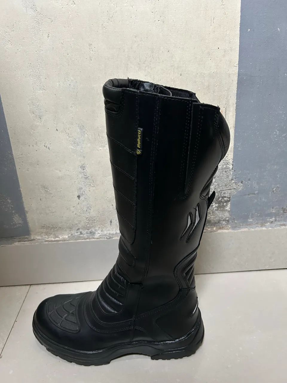 Bota  Kalluci  . Nova nunca usada  !