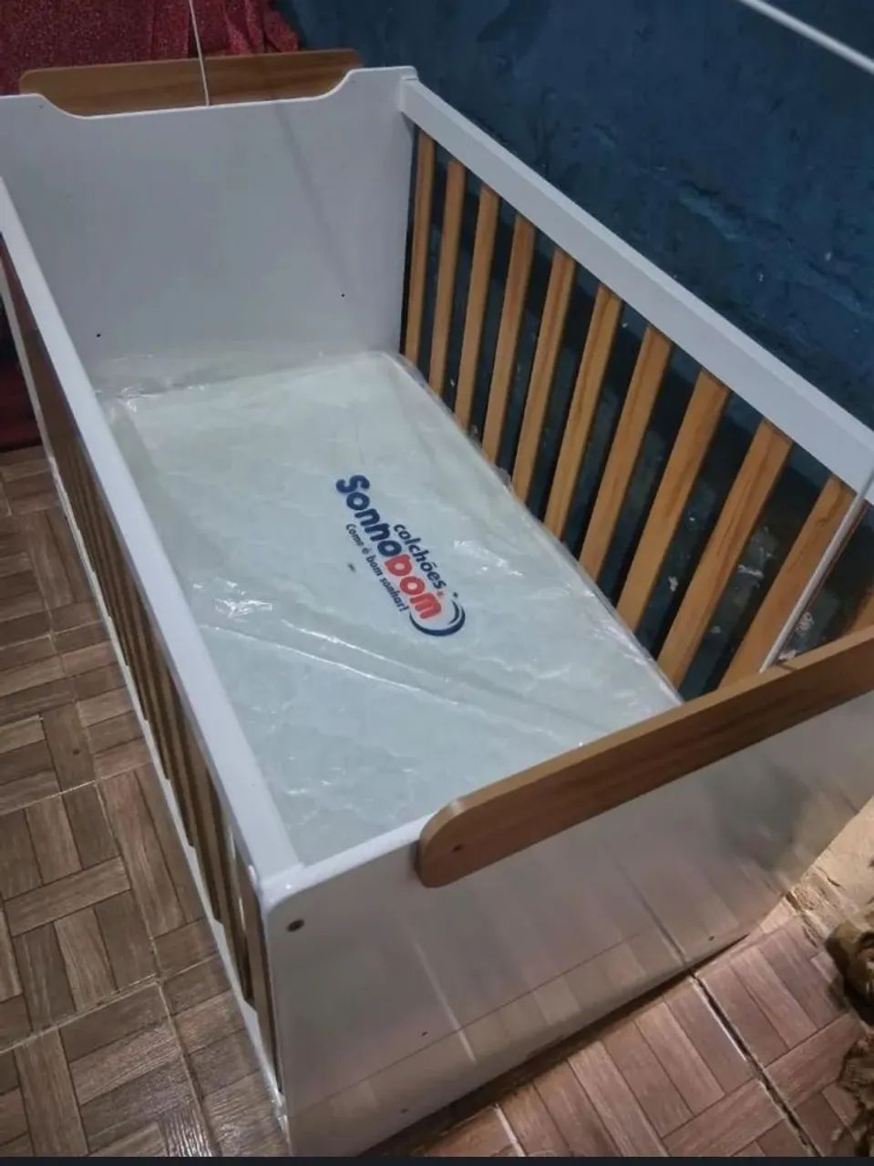 Berço infantil branco com madeira e colchão - Foto 3