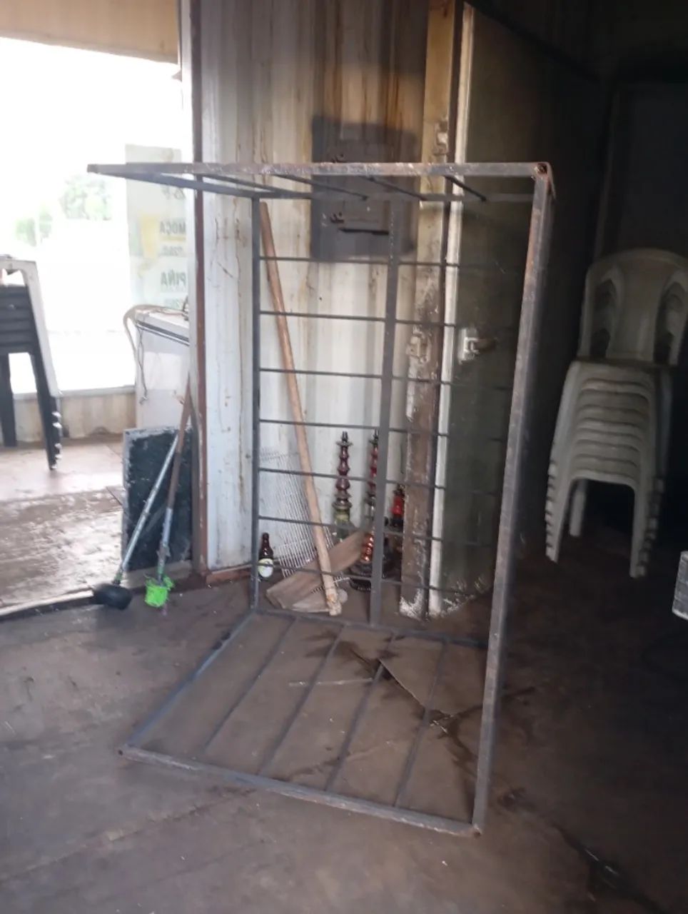 Vende-se uma gaiola metálica medindo 1,30x1x1 de altura. 