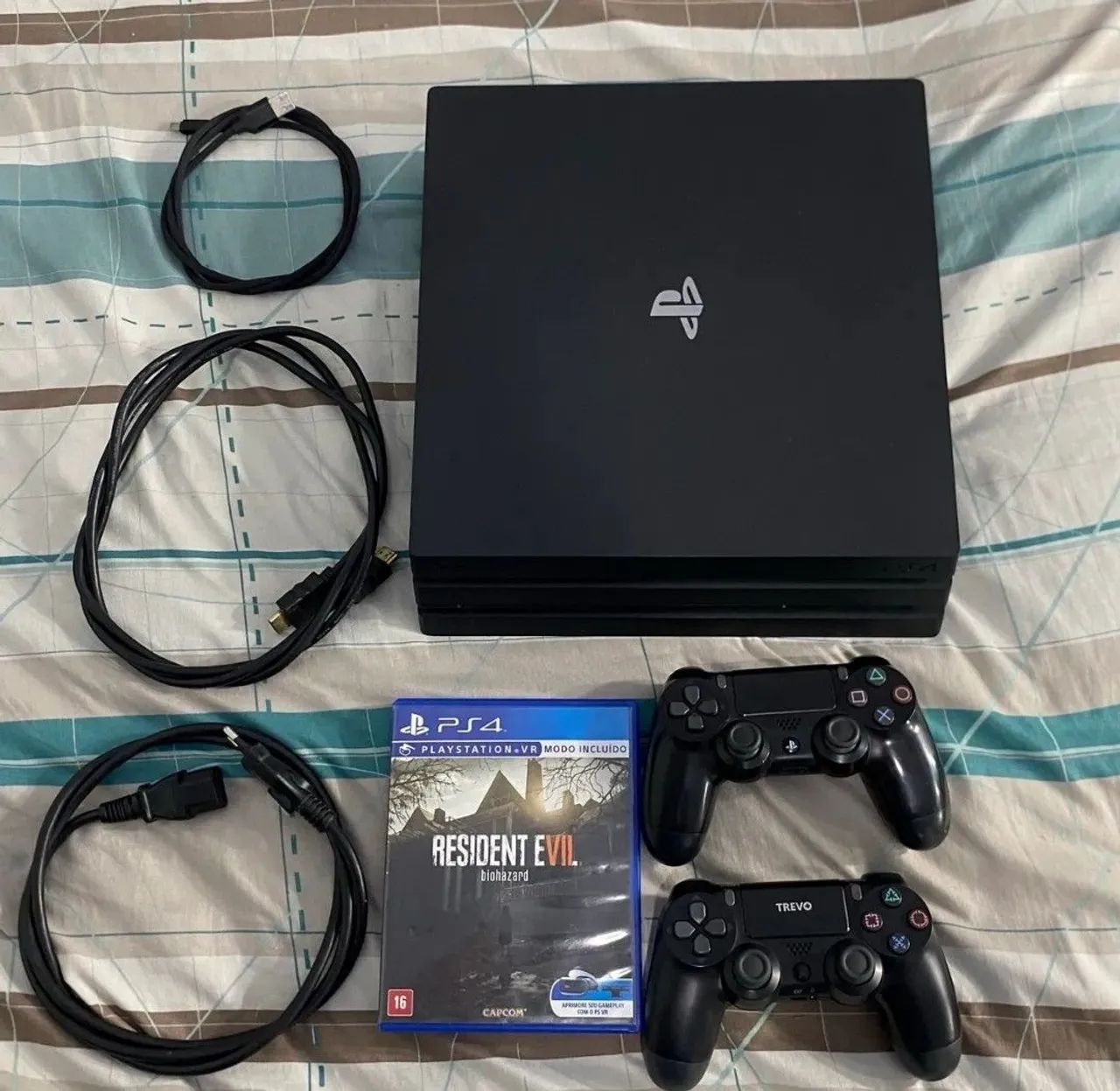 PlayStation 4 Pro 1TB + 2 Controles + Jogo Biohazard (Completo)