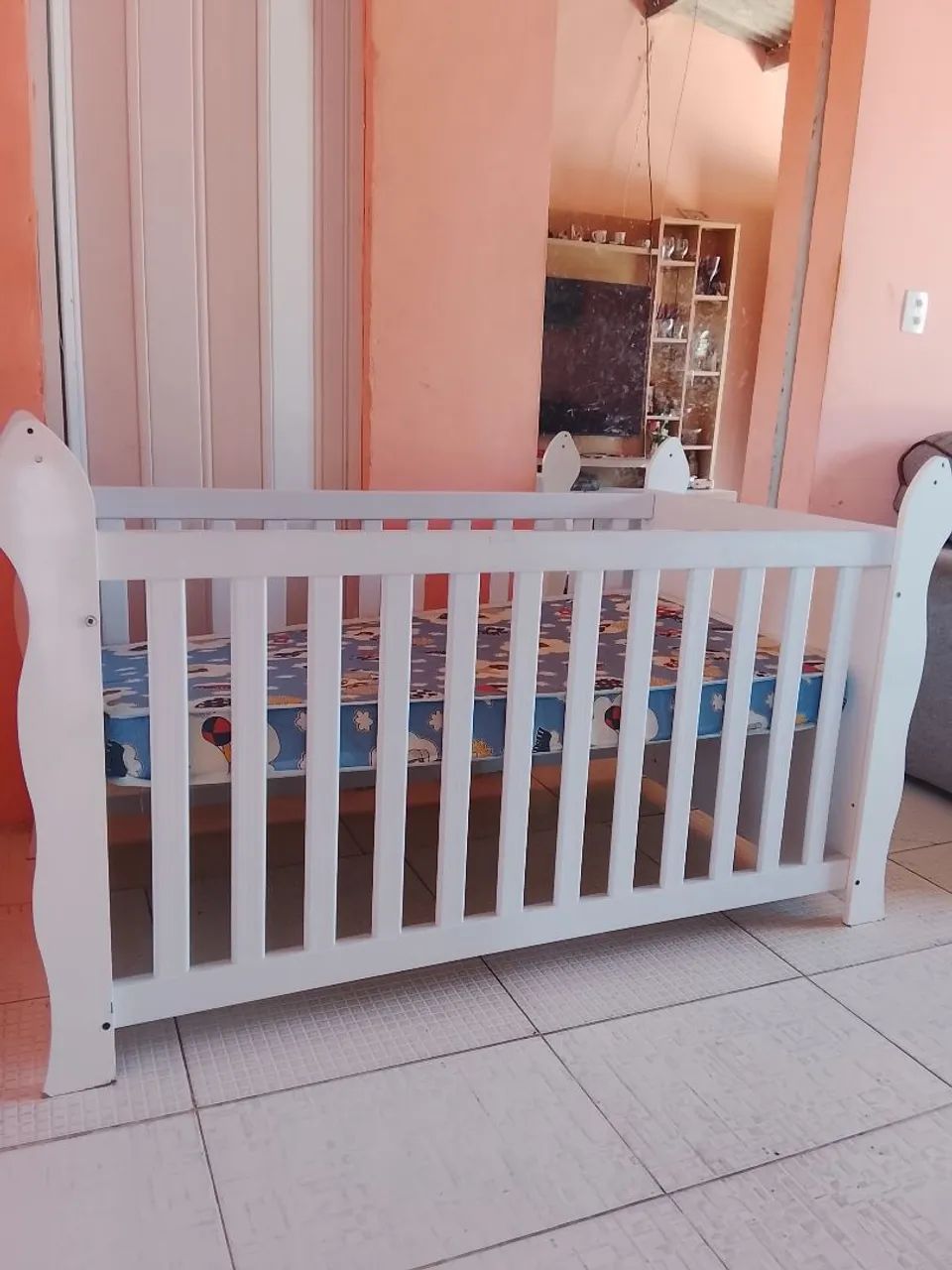 Vendo berço com colchão no valor de 150 com entrega. - Foto 2