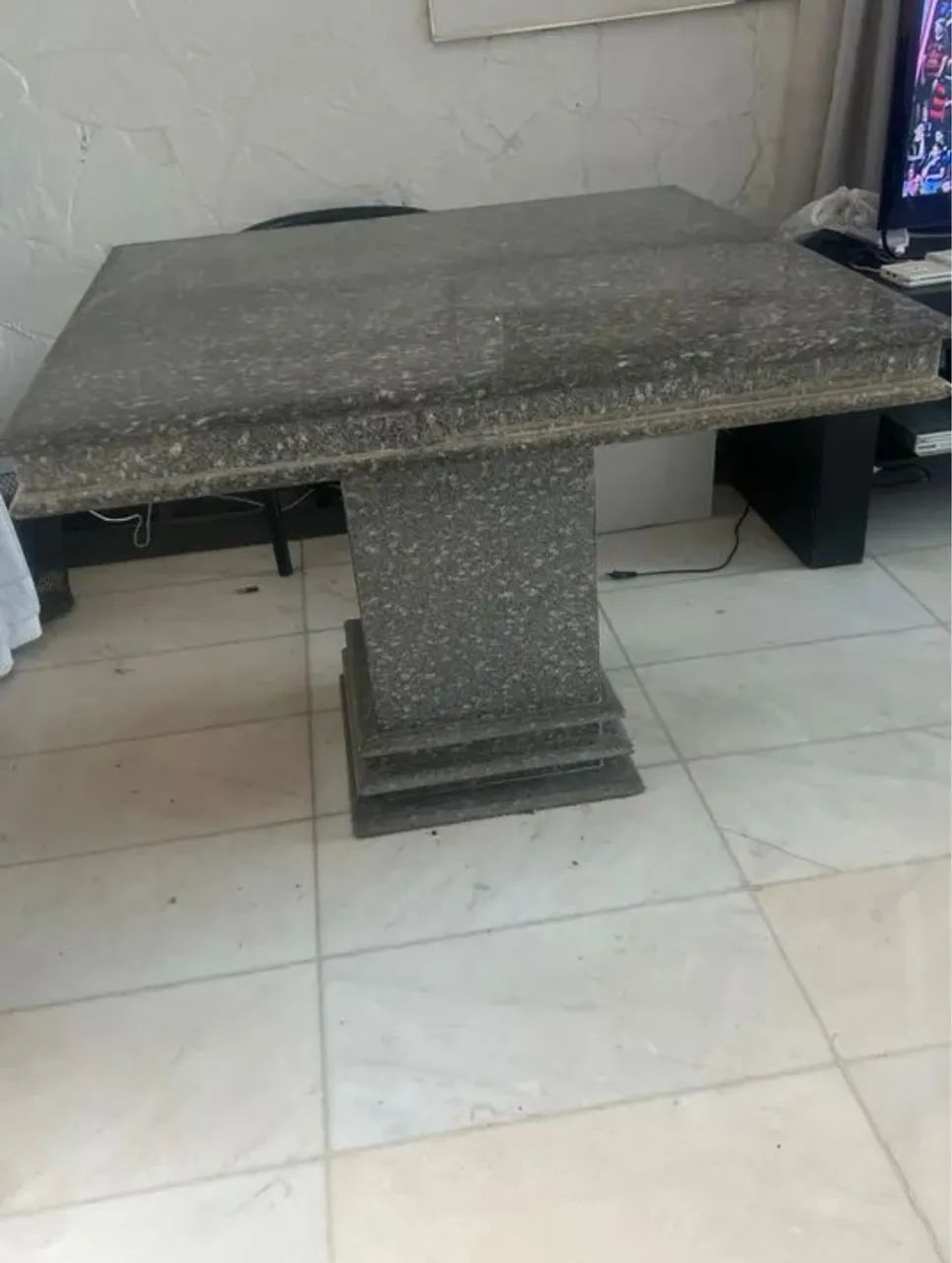 Mesa de Granito cinza quadrada 