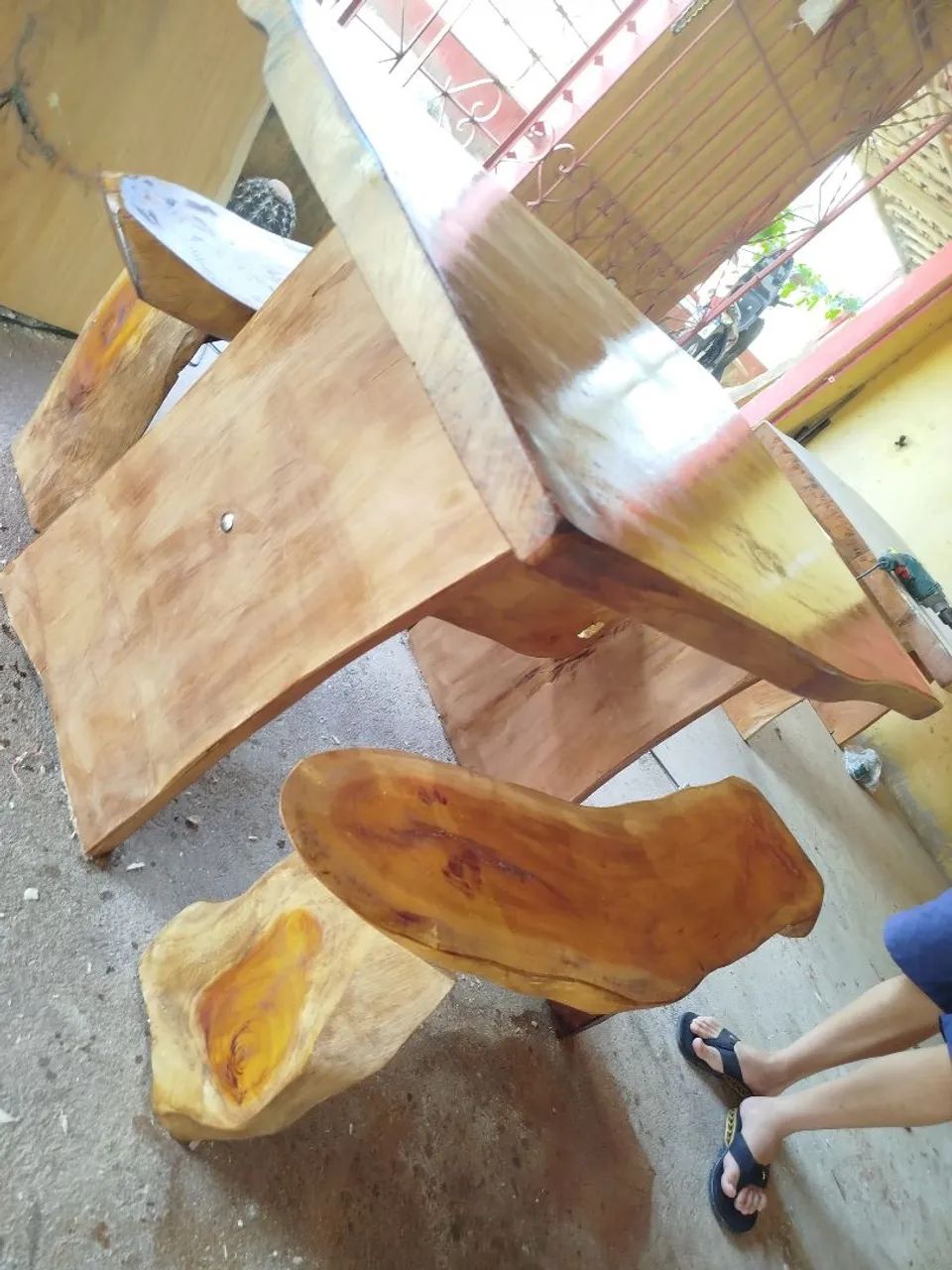 Vendo mesa de jaqueira nova com dois bancos 