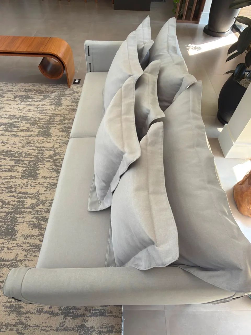 Sofa 4 Lugares, marca Hindi Moveis Linho Cinza com detalhes em couro - Foto 2