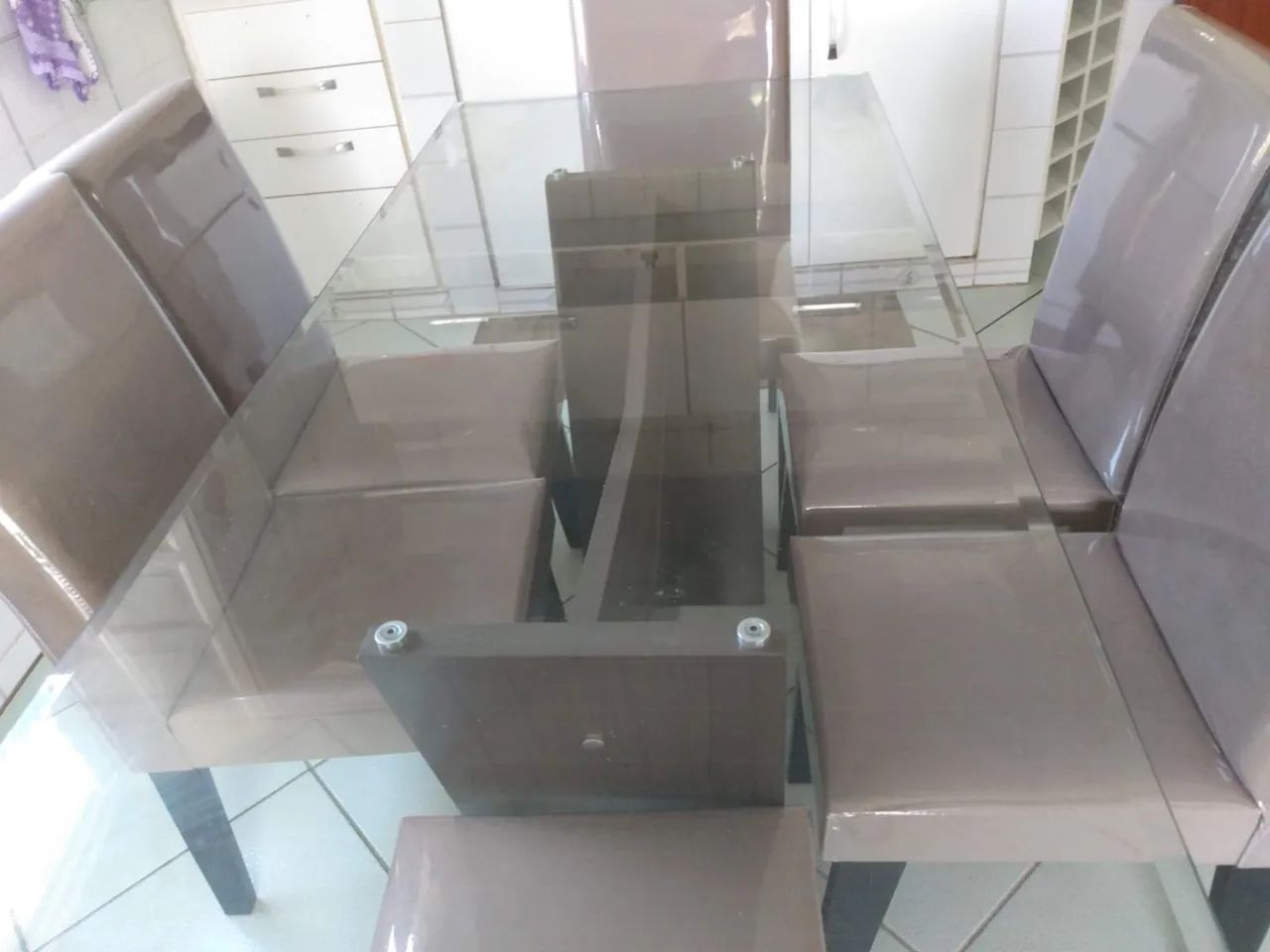 Vendo mesa de vidro com 6 lugares 