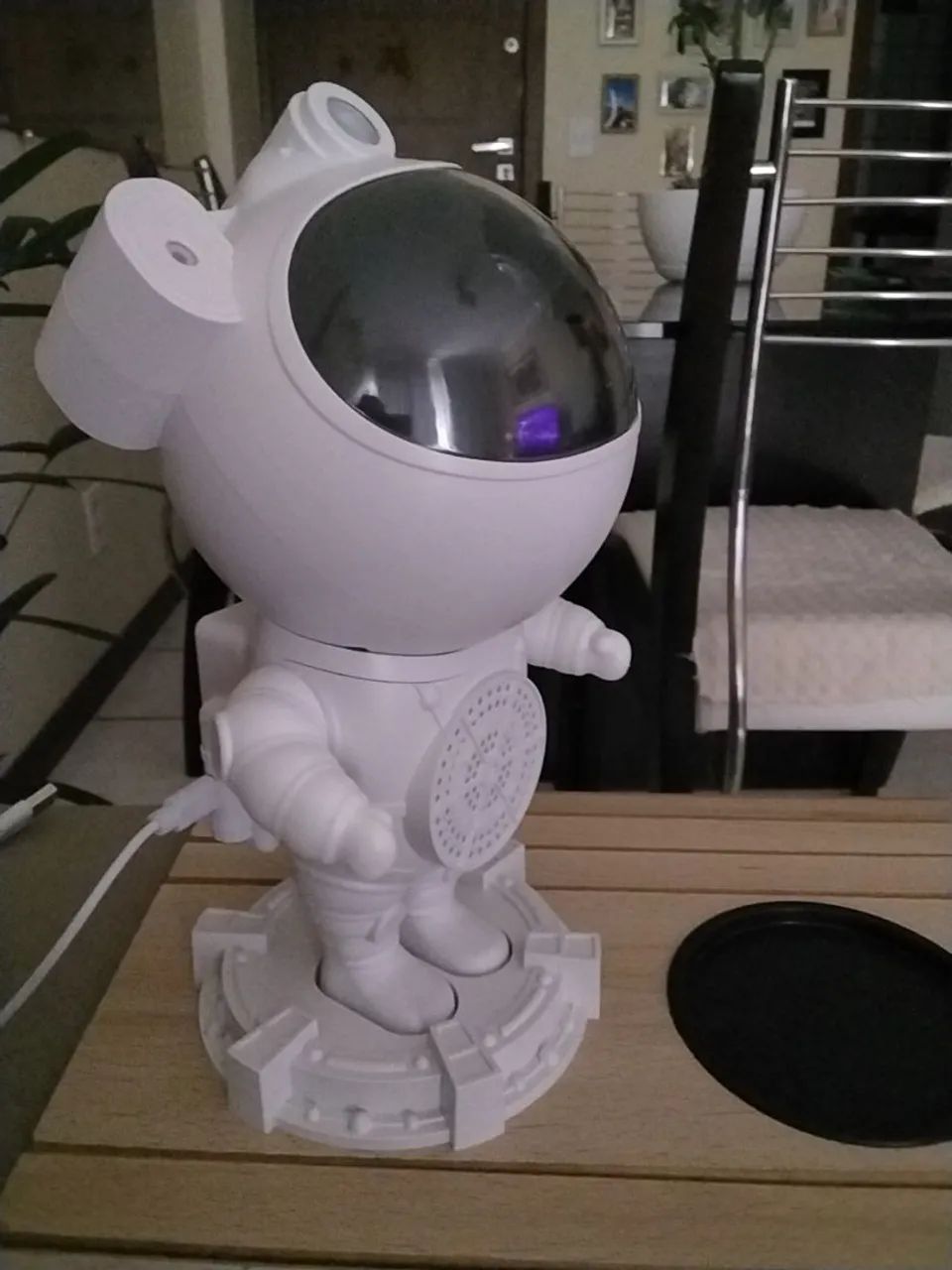 Astronauta que toca musica e reflete o espaço 
