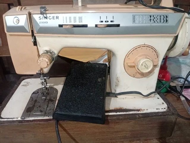 Máquina de costura singer 288 antiga e boa.