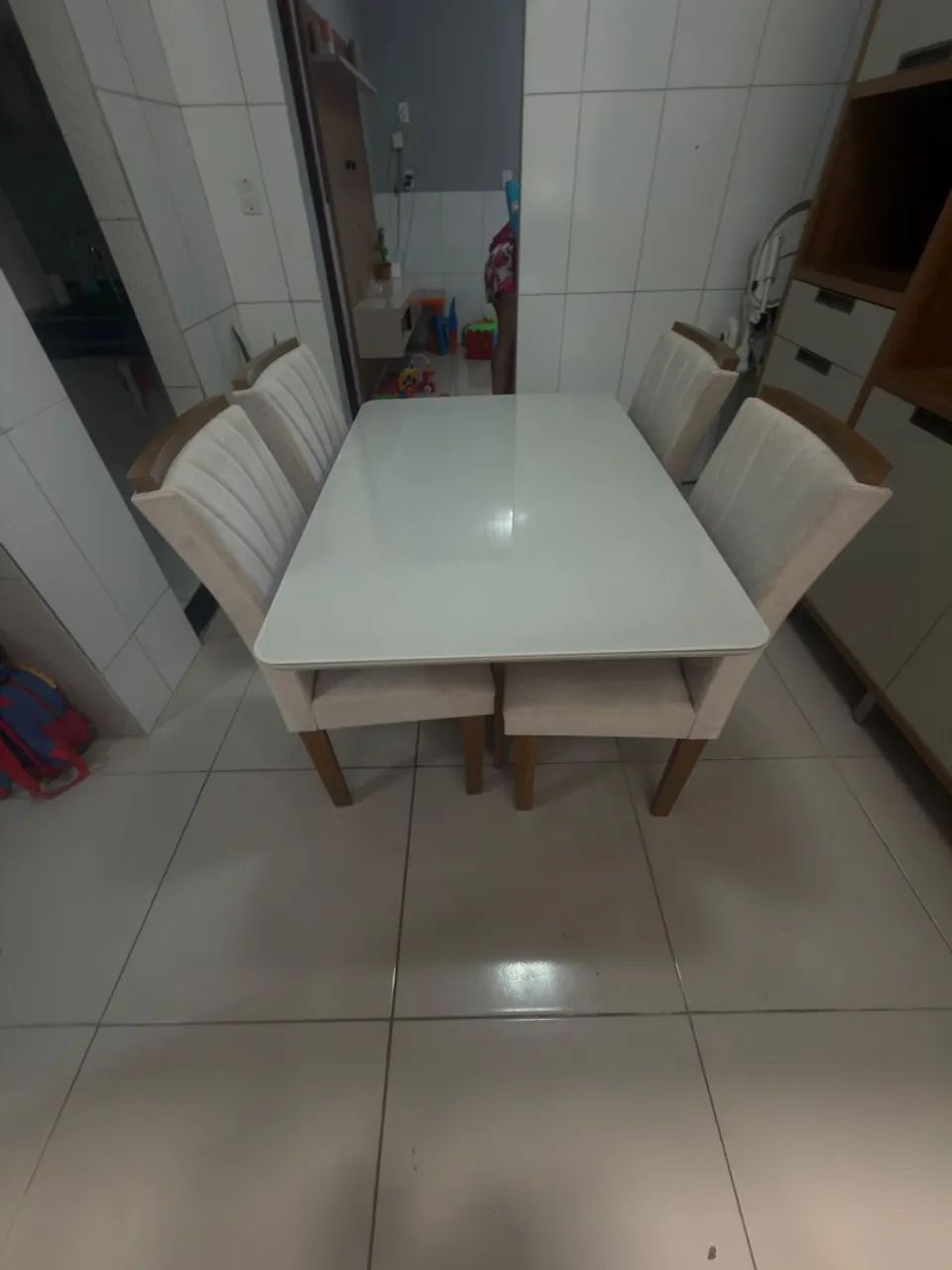 Mesa de jantar com 04 cadeiras  - Foto 3