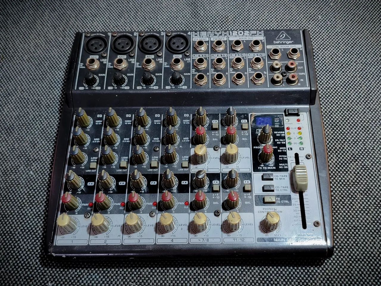 Mesa de Som Behringer Xenix 1202 FX - Foto 2