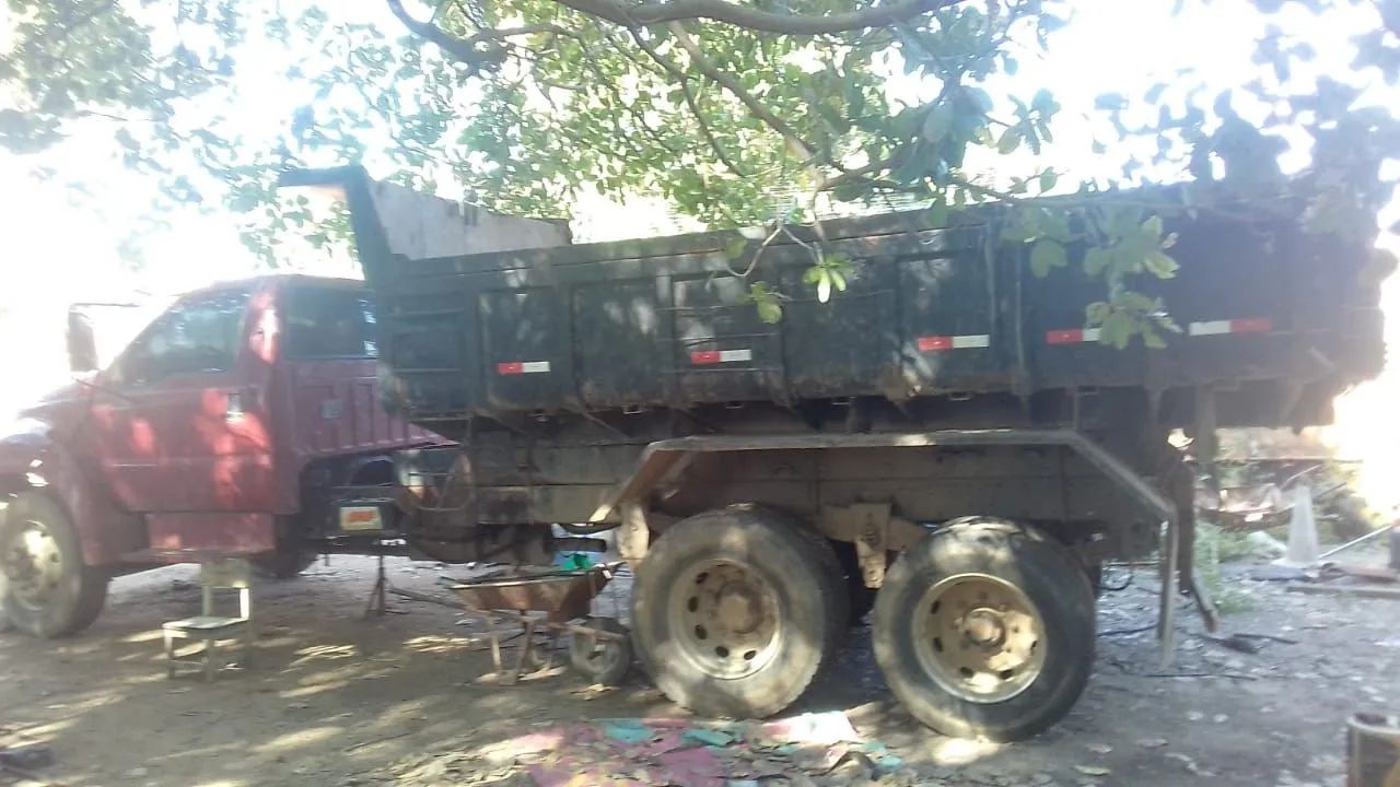 Caminhão caçamba ano 99 