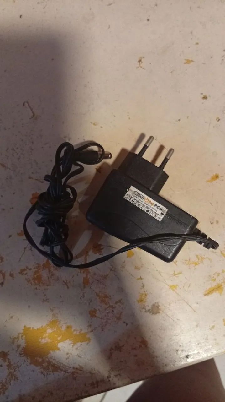 Fonte 5V 2A bivolt - plugue P4 - Bem conservada