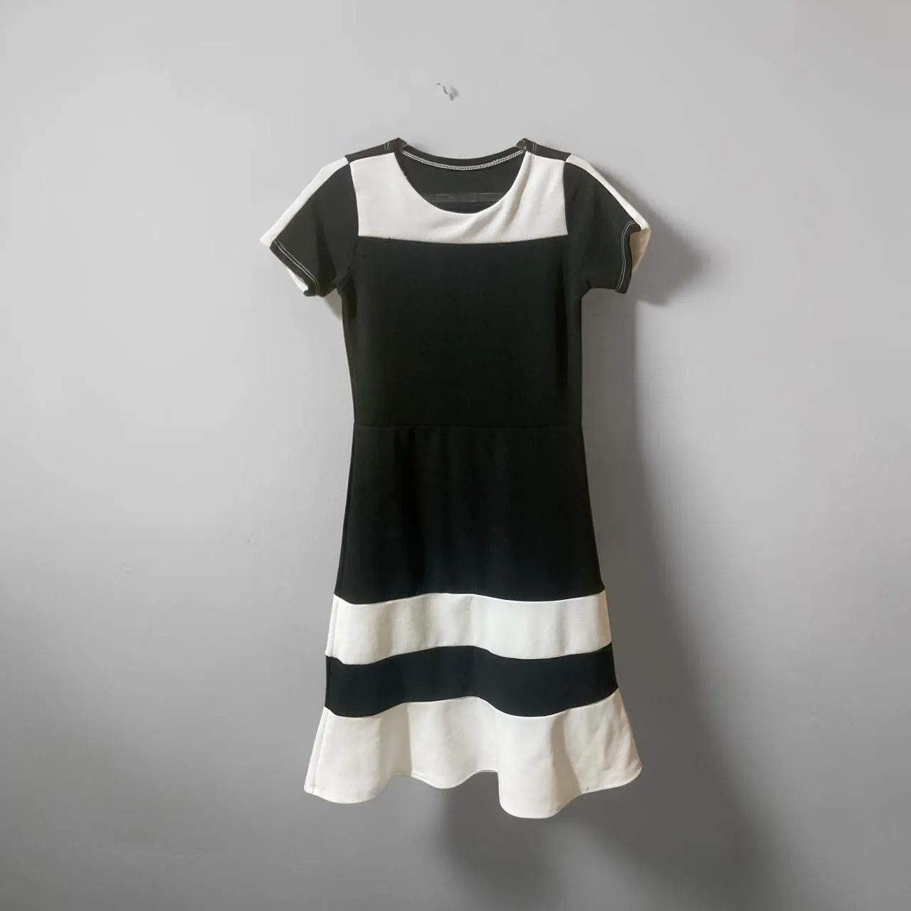 Vestido preto e branco elegante - pouco usado - Foto 2