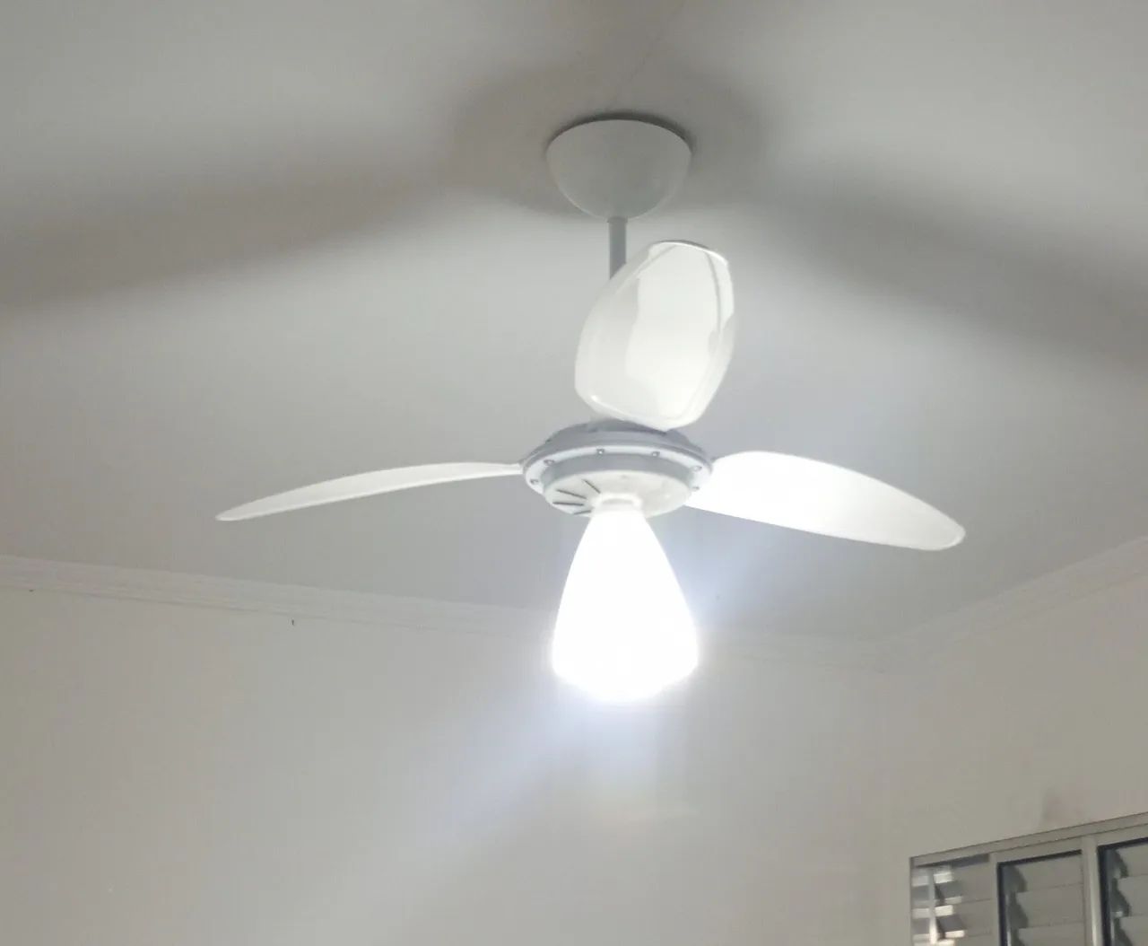 Ventilador de teto com luminária 