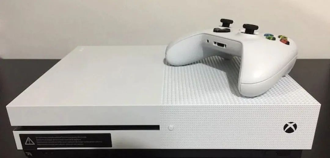Xbox One Slim 