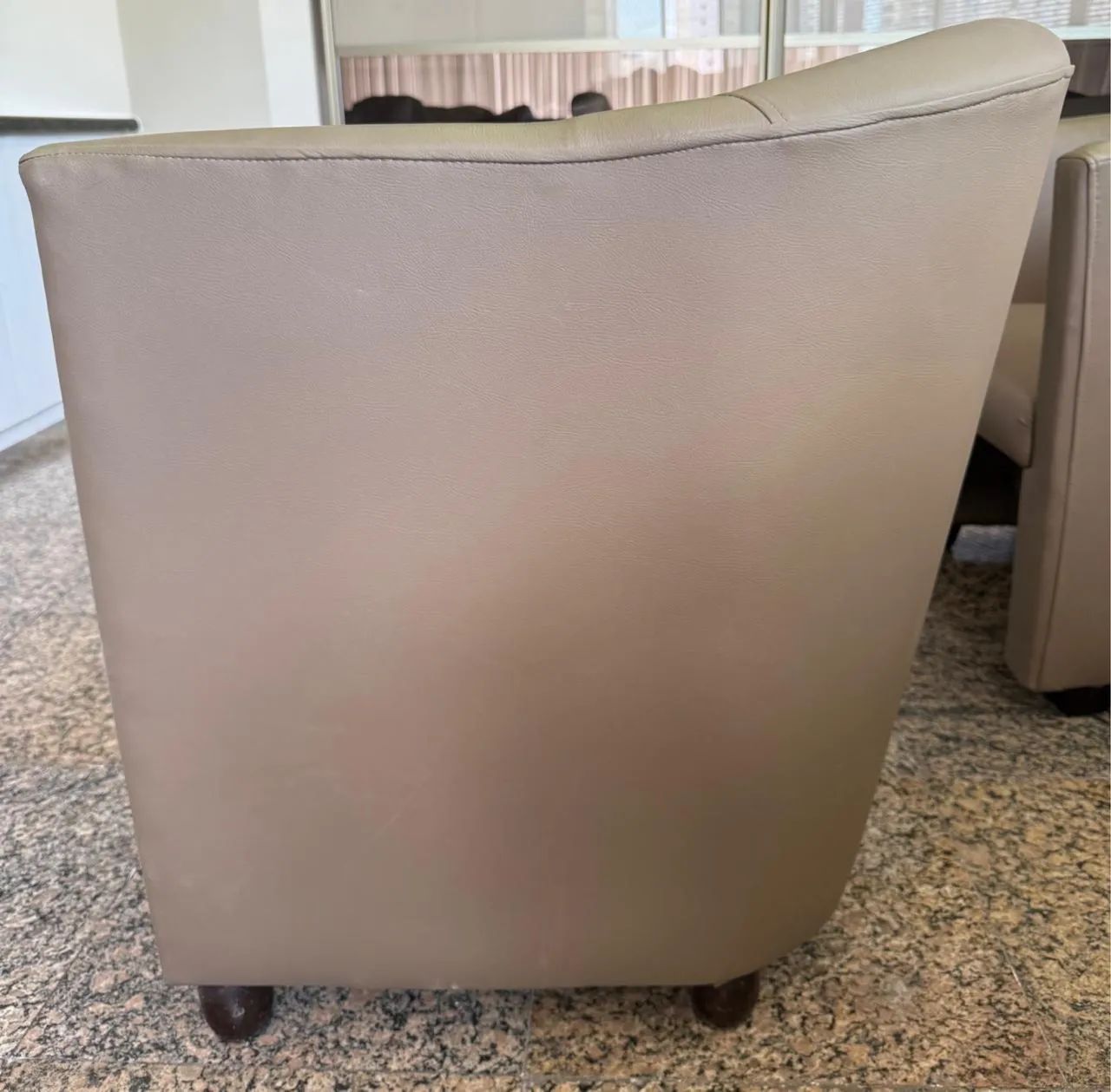 POLTRONA EM COURO SINTÉTICO  - Foto 3