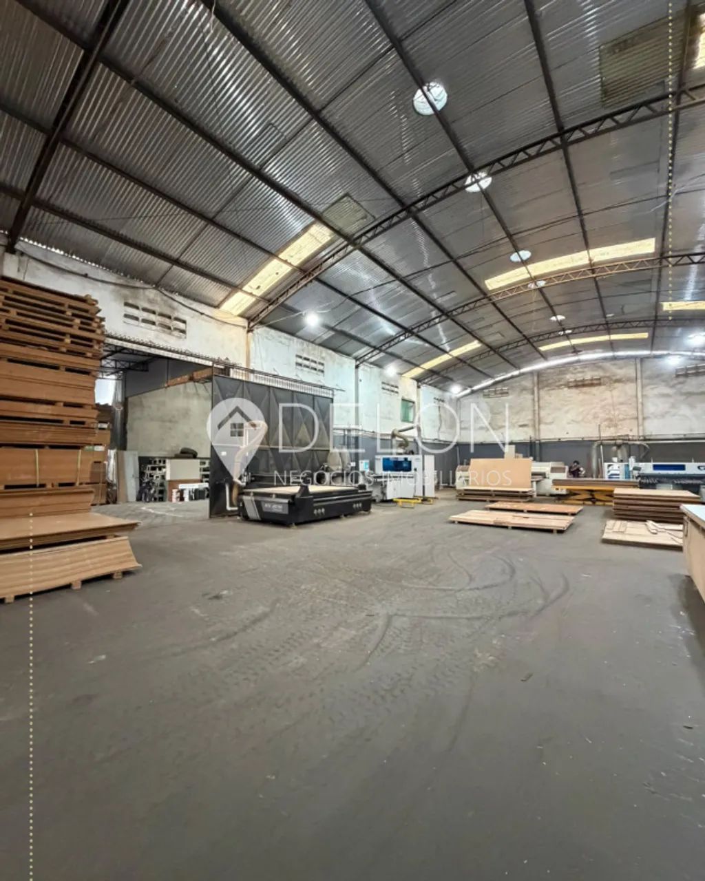 GALPÃO LOGÍSTICO À VENDA- 1233 m² - UNA