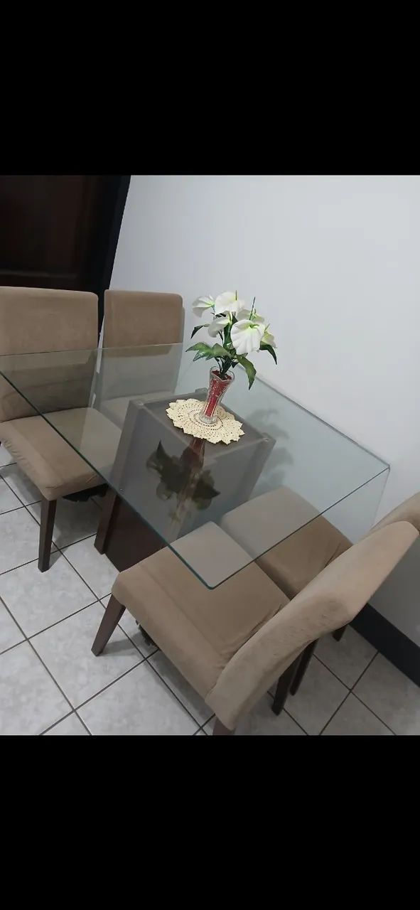 Mesa de vidro c/ 4 cadeiras (Leia)