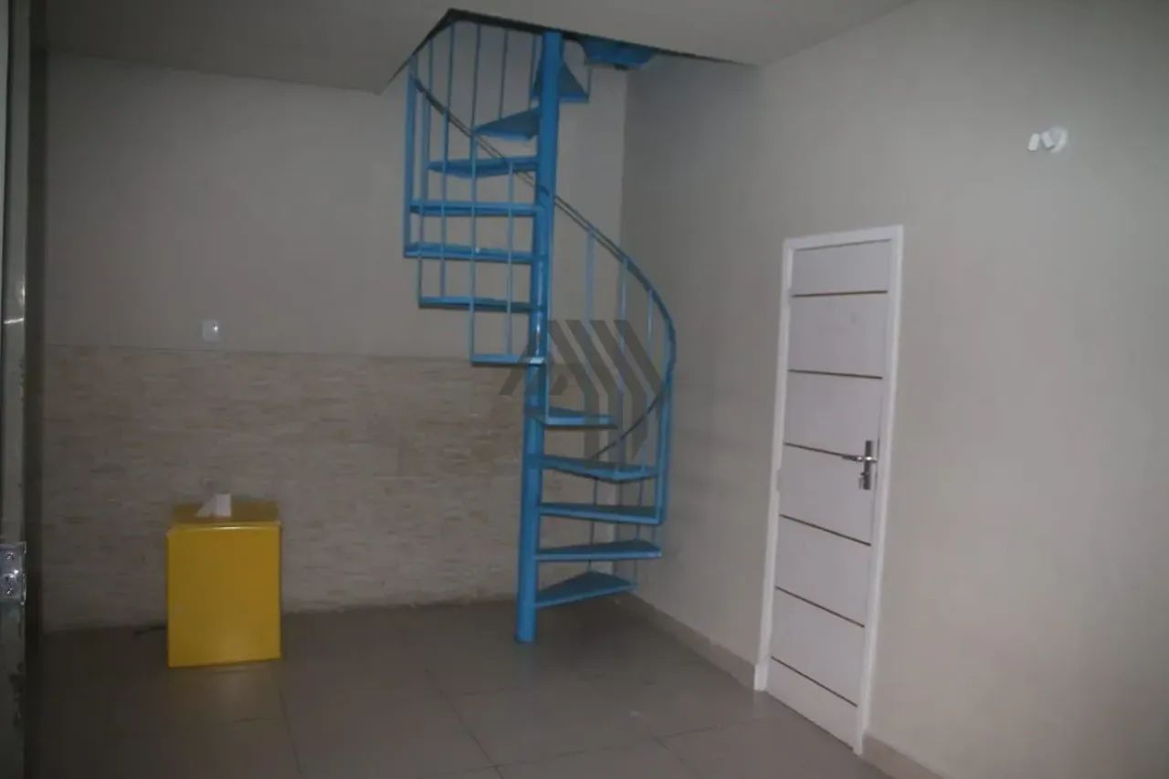 Sala comercial para locação com aproximadamente 100m², 3 salas, banheiro, copa e excelente - Foto 2