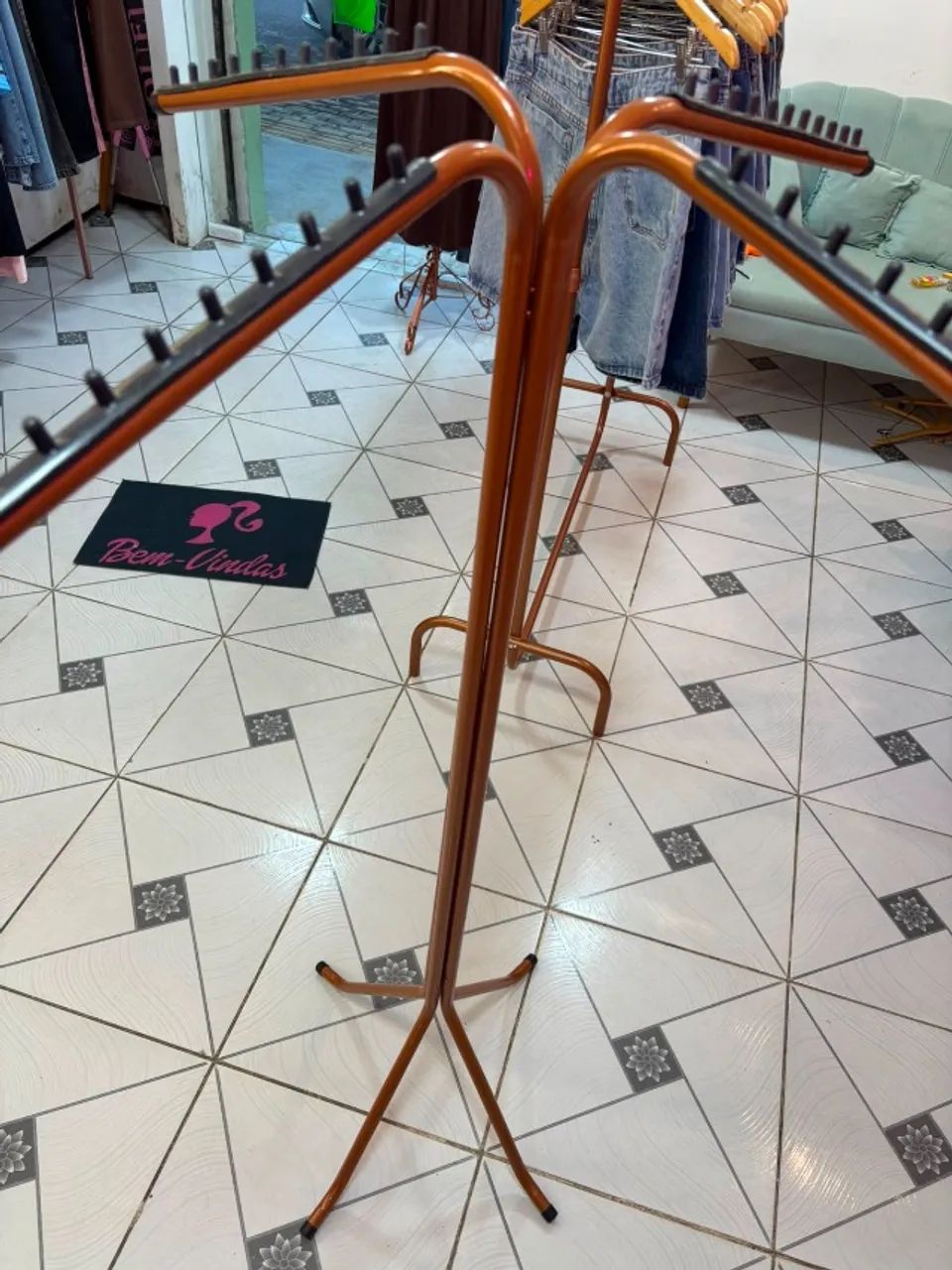 ARARA DE ROUPA SEMINOVA