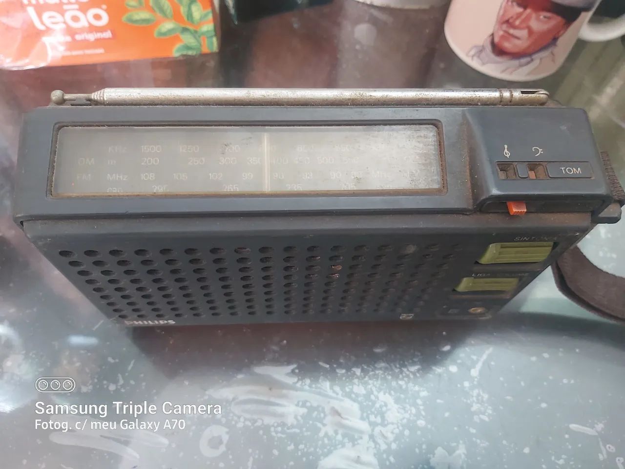 Rádio Philips AM/FM antigo. 