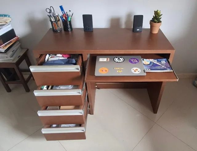 Mesa de Escritório de Madeira - Compacta e Funcional - Foto 2