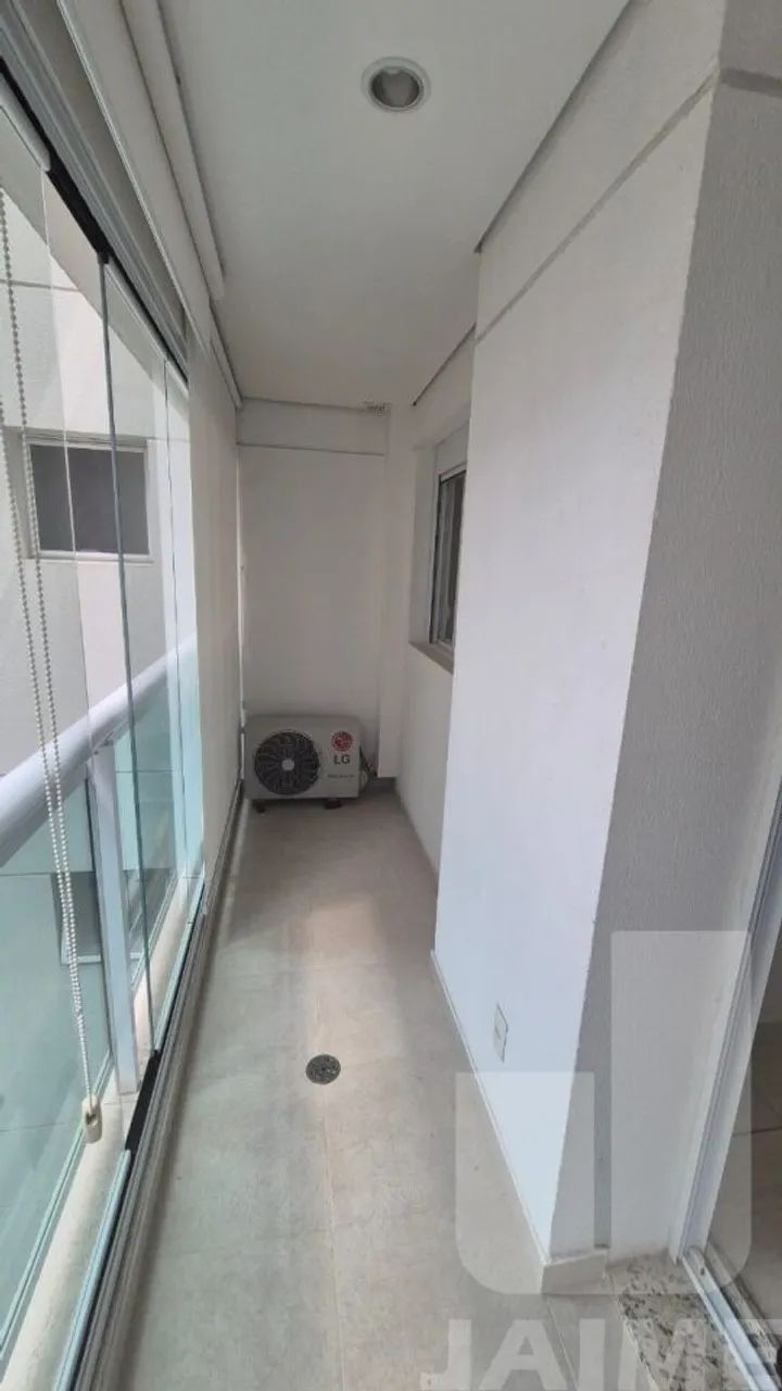 Apartamento com varanda envidraçada, 45 m2 bem distribuídos e 1 vaga em prédio com lazer. - Foto 3