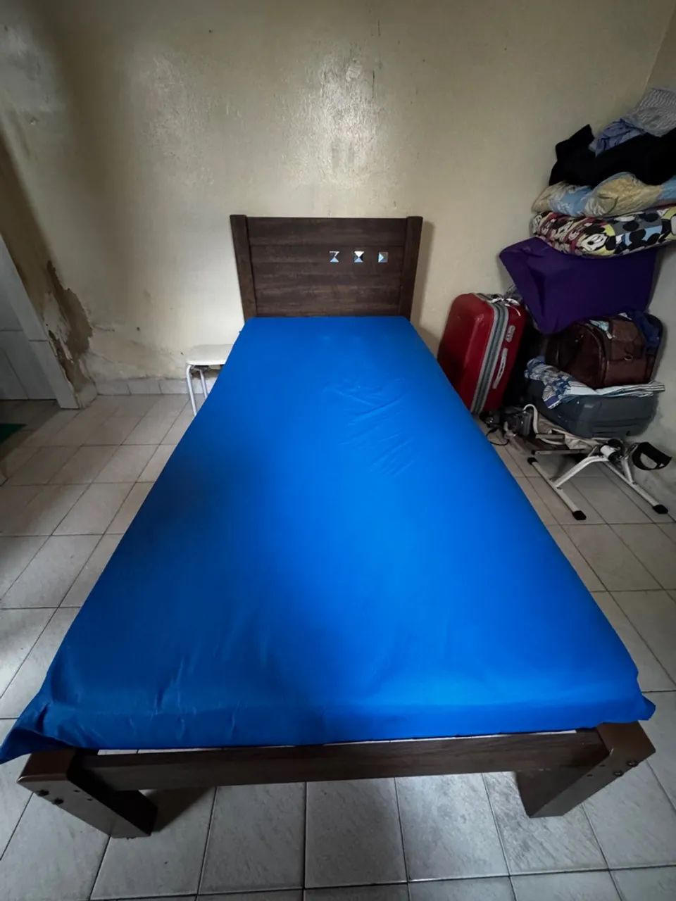 Cama de Solteiro em Madeira com Cabeceira Decorada + Colchão (Excelente Estado) - Foto 5