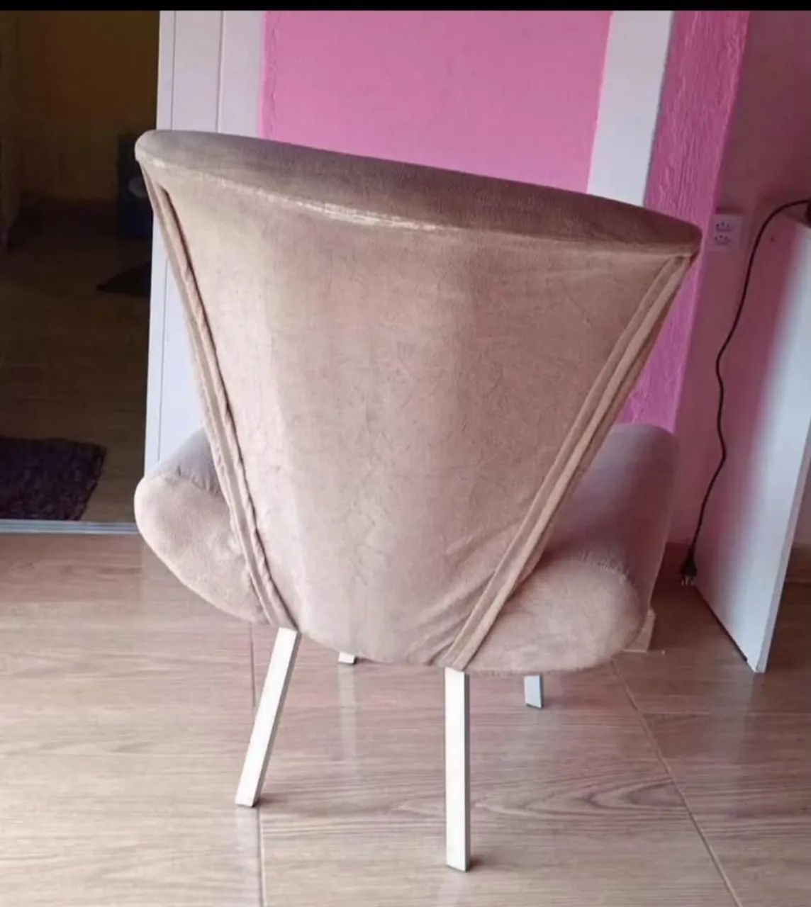 Poltrona moderna com pés metálicos - Foto 2