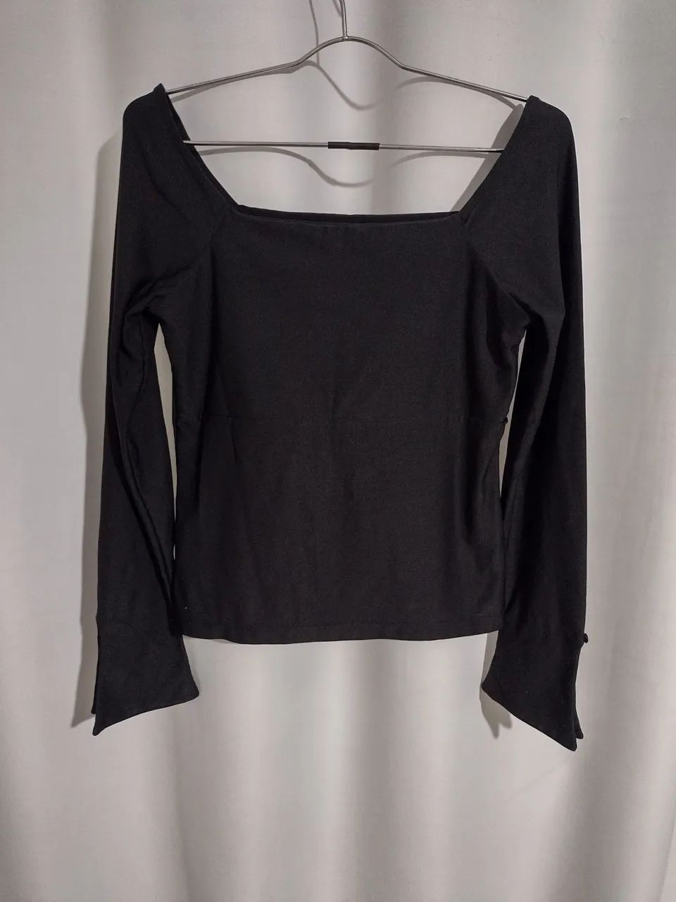 Blusa manga longa com decote quadrado