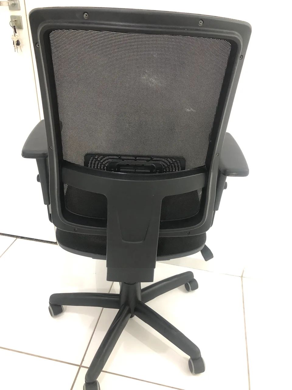Cadeira de Escritório Ergonômica com Braços Reguláveis - Bem Conservada - Foto 2