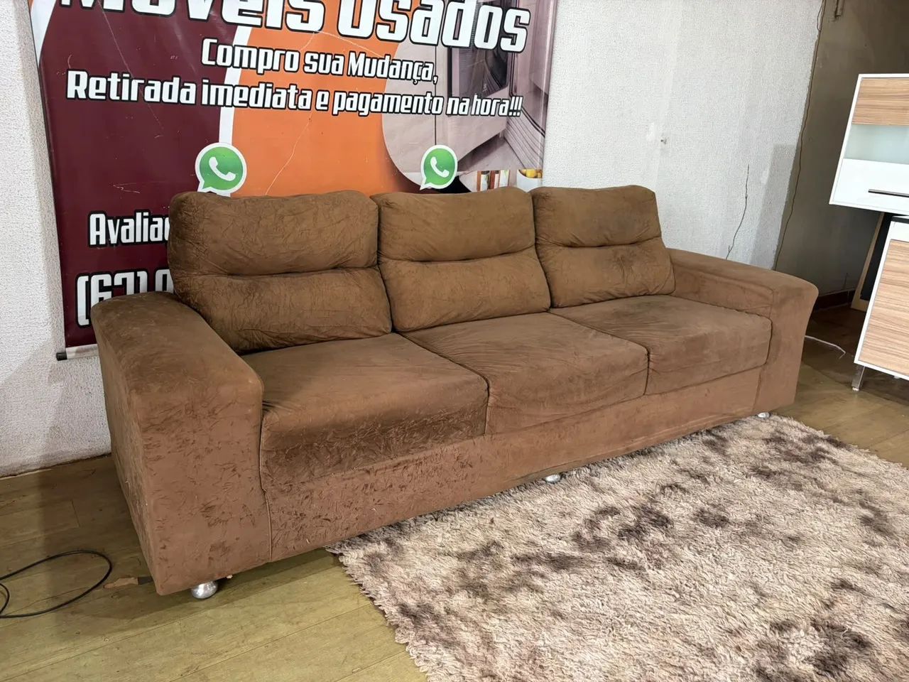 Sofá 3 lugares grande bem conservado e madeiramento reforçado ((ENTREGO GRATIS)) - Foto 3