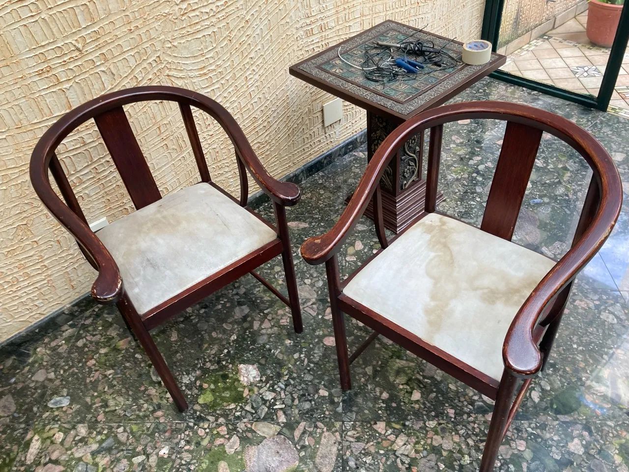 2 cadeiras antigas estilos clássico