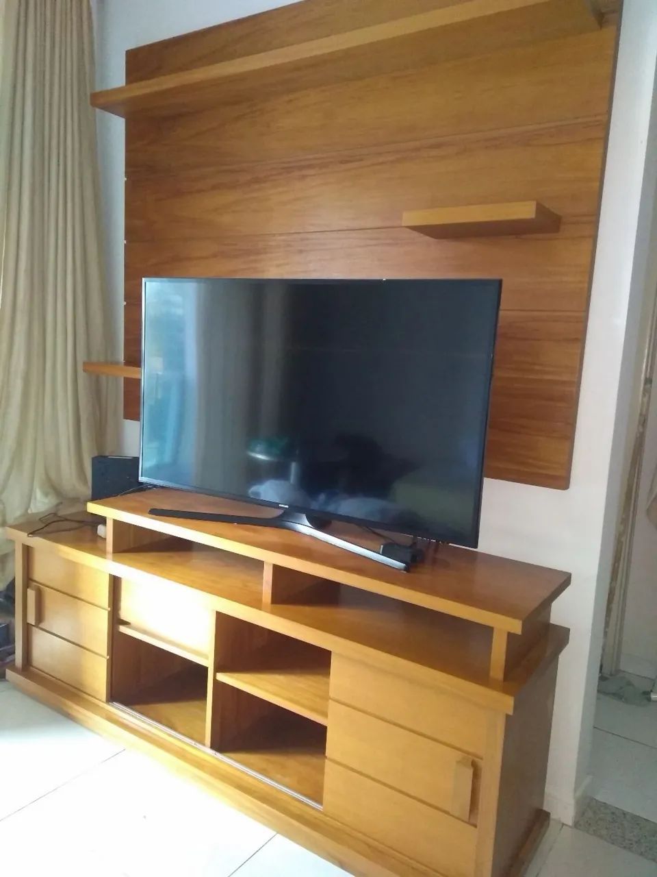 Rack com painel em madeira maciça  - Foto 2