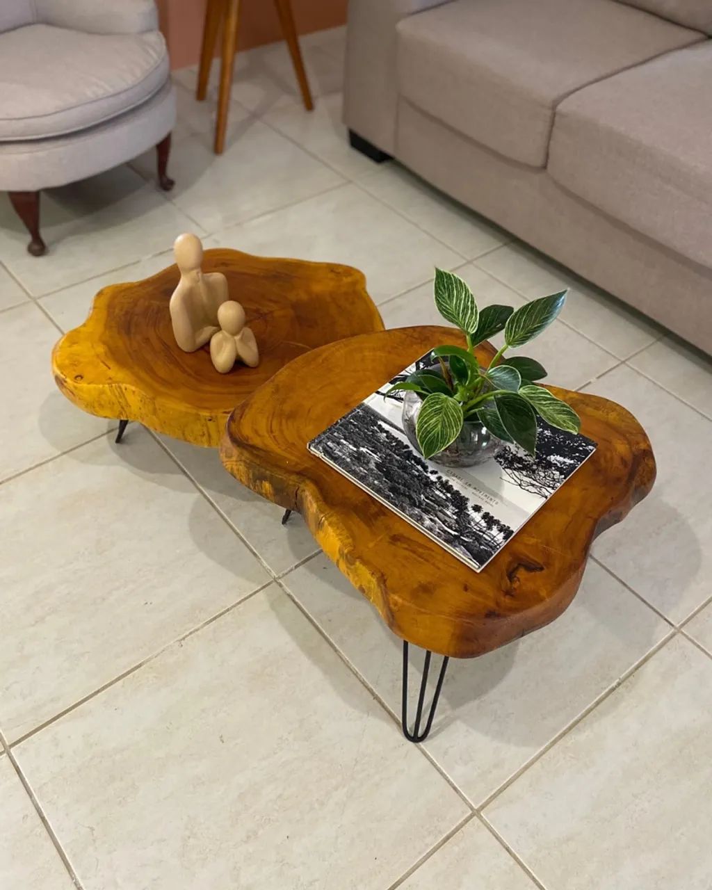 Mesa de centro rústica com pés de metalon | jaqueira