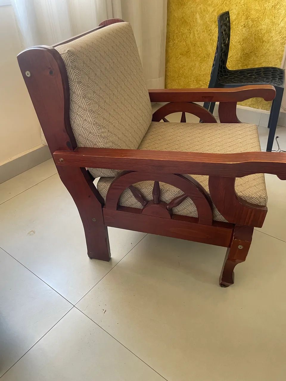 Poltrona de madeira estilo retrô  - Foto 4