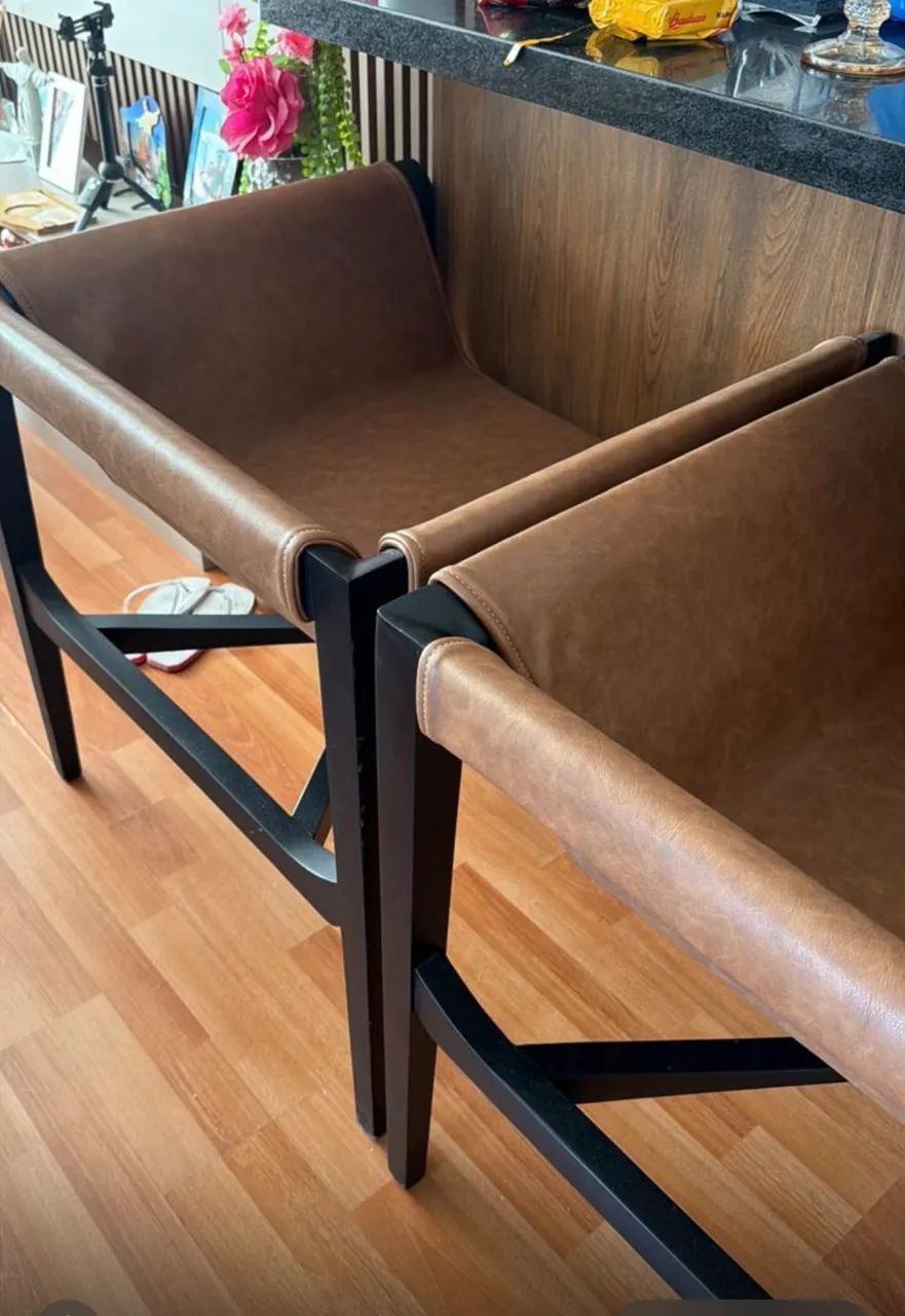 Poltronas em couro marrom