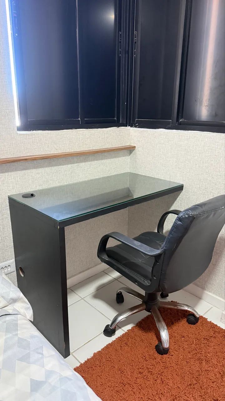Escrivaninha com cadeira 
