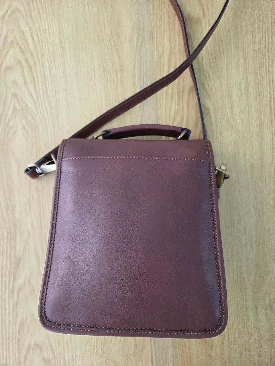 bolsa carteiro hexagona parisiense marrom couro legitimo - Foto 4