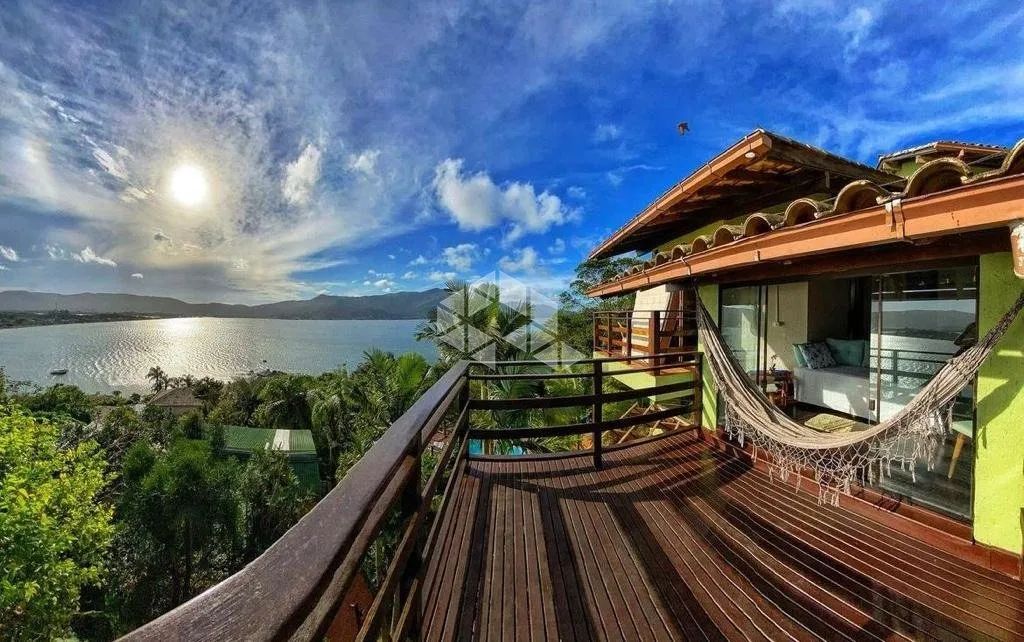 POUSADA COM 6 CASAS VISTA PARA A LAGOA DA CONCEIÇÃO PISCINA E ESPAÇO PARA RESTAURANTE EM F