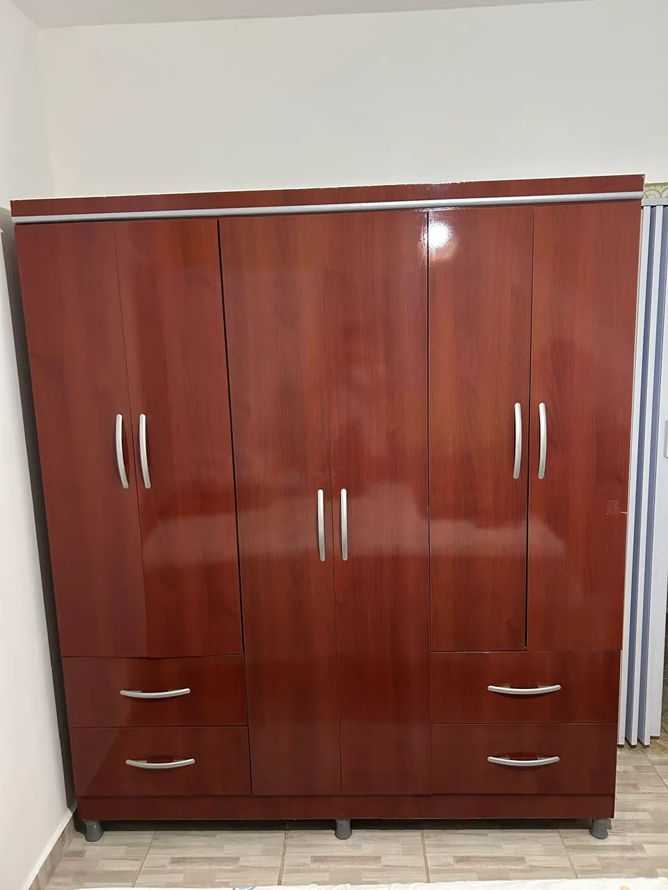 Guarda-roupa 6 portas e 4 gavetas