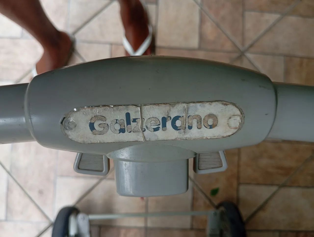 Carrinho de bebê e vira berço 