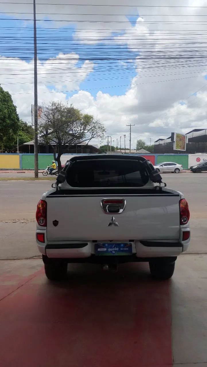 Mitsubishi L200 Triton HLS 2.4 Flex 16V CD Mec. 2016 - Foto 4